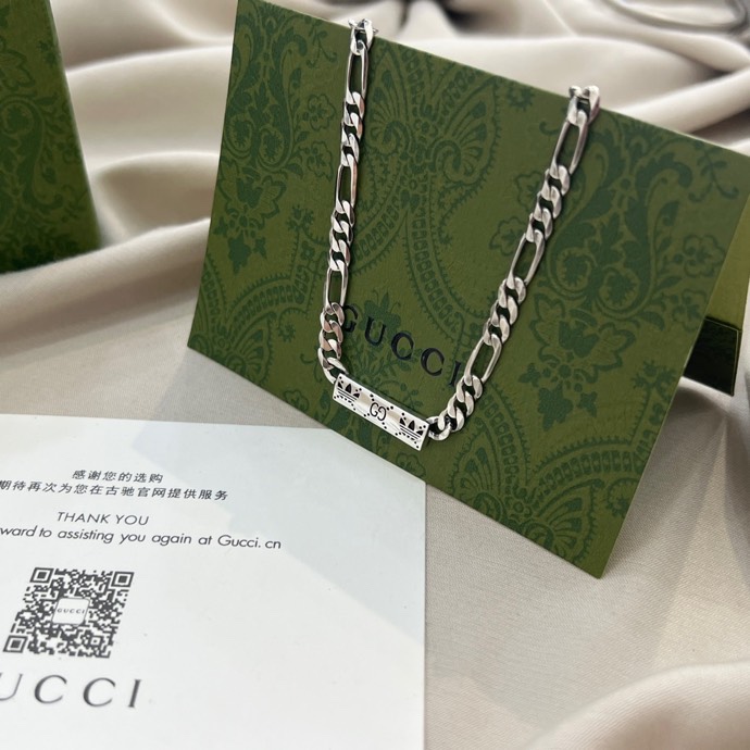 G*u*i necklaces